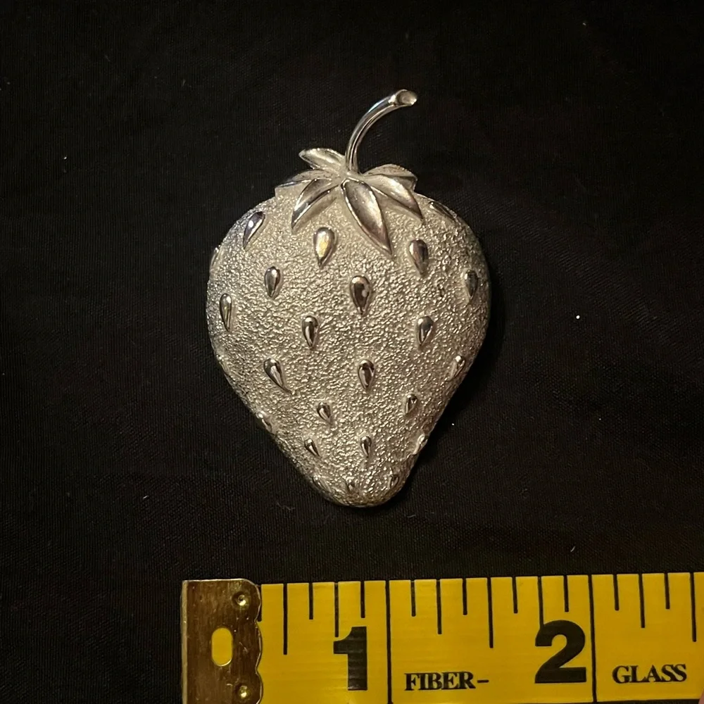 Sarah Coventry Silver Textured Strawberry Brooch Vintage